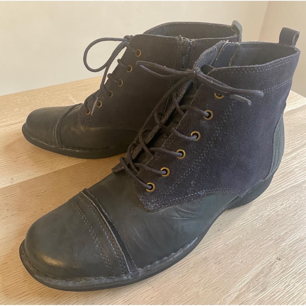 Clarks Collection Whistle Watch Blue  Suede Lace Up Size 9 Womans Ankle‎ Boots